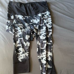 Dark colored camp leggings WITH POCKETS
